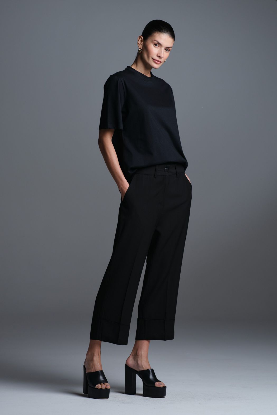 Camiseta Decote Redondo Preto Claudia