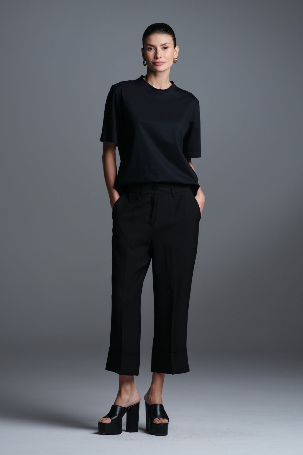 Camiseta Decote Redondo Preto Claudia