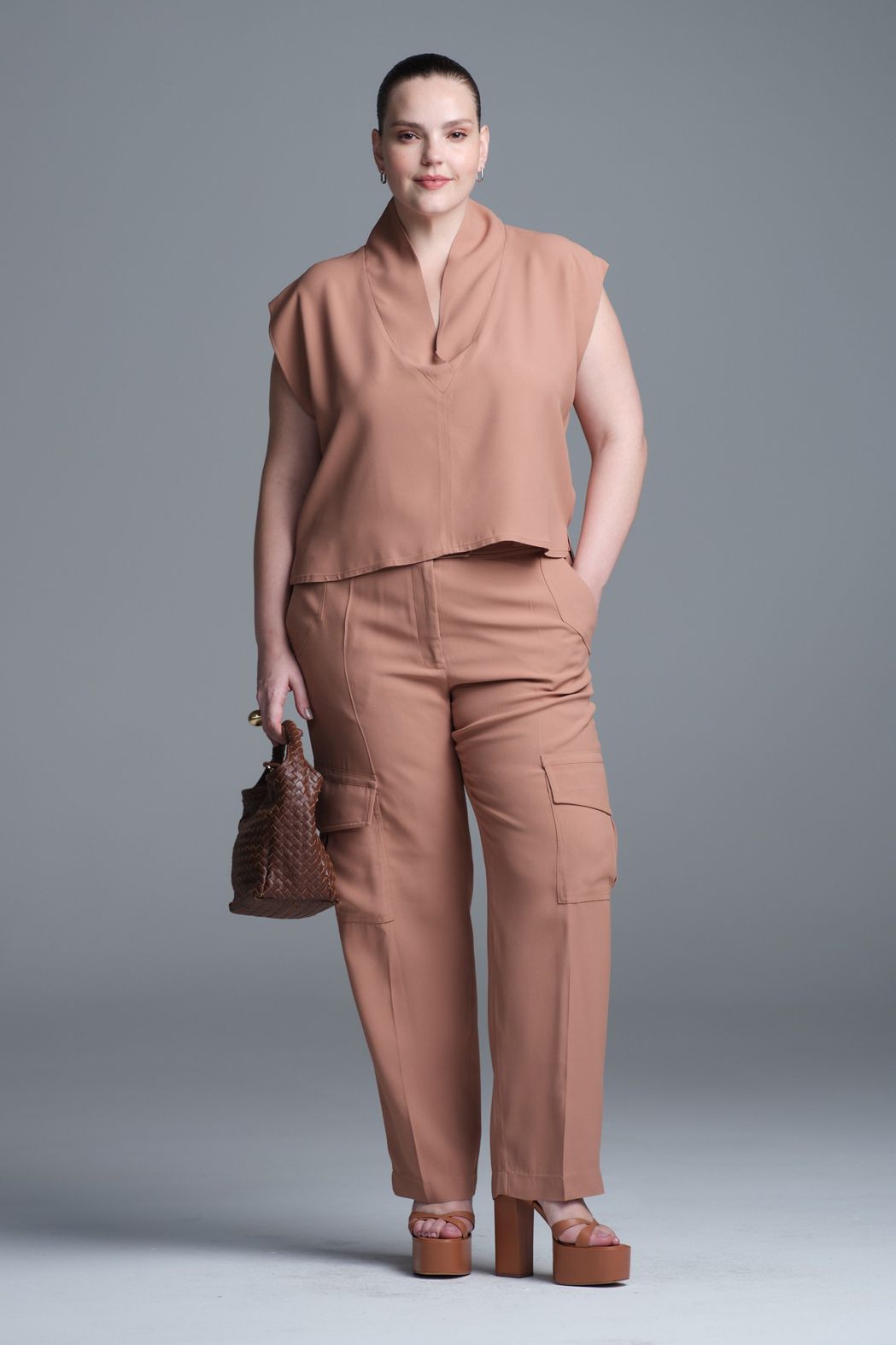 Calça Cargo Crepe Camel Brigite