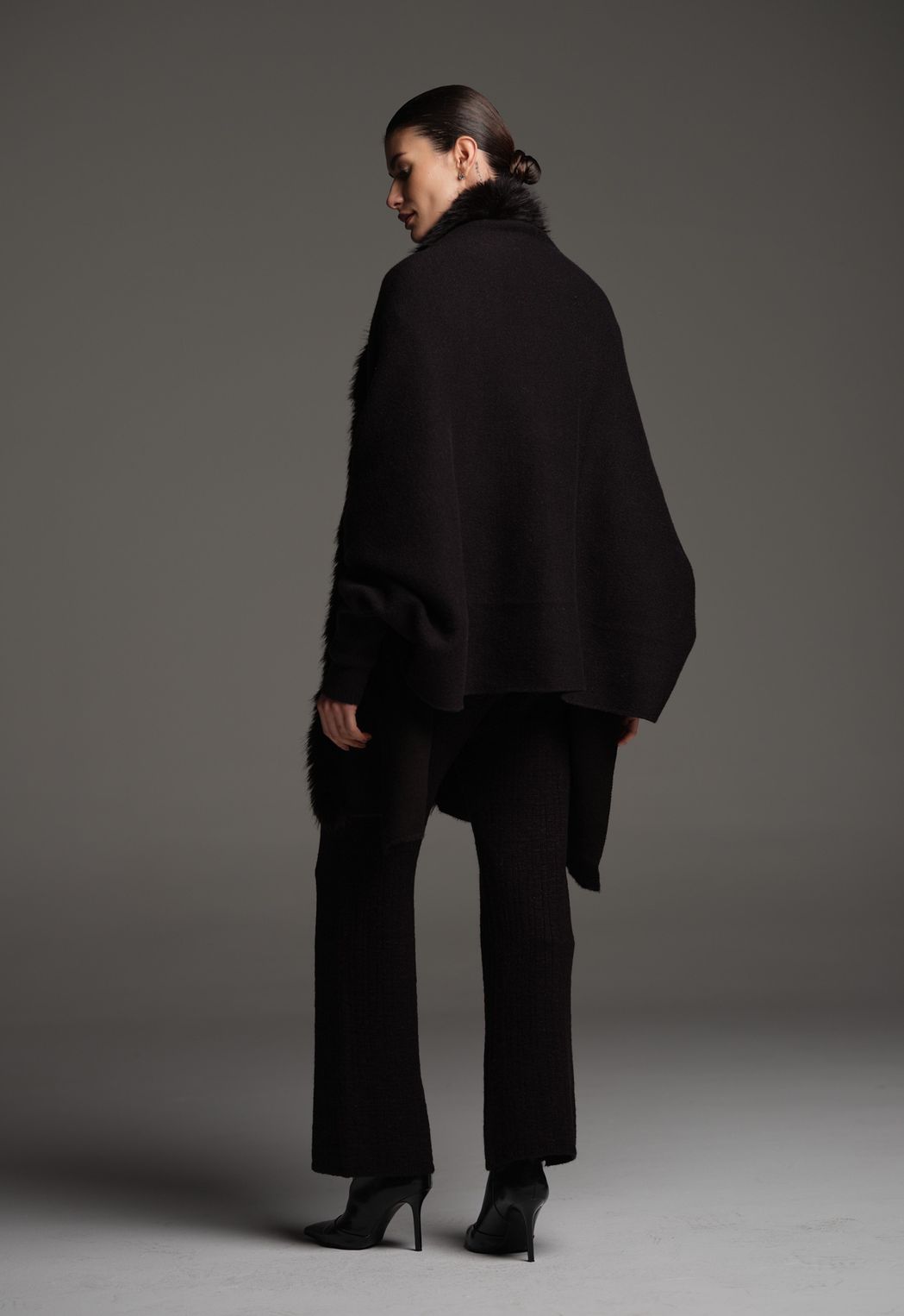 Poncho com Pelo Preto