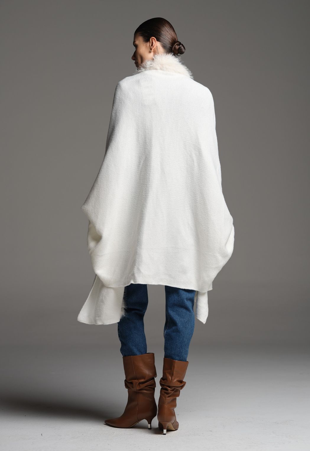 Poncho com Pelo Off White