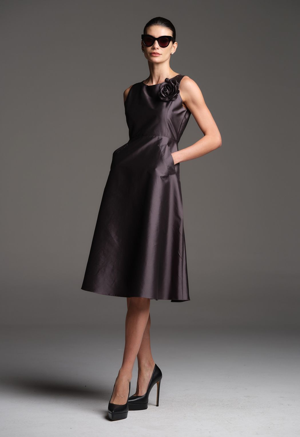 Vestido Evase Tafetá Cinza Chumbo Livia