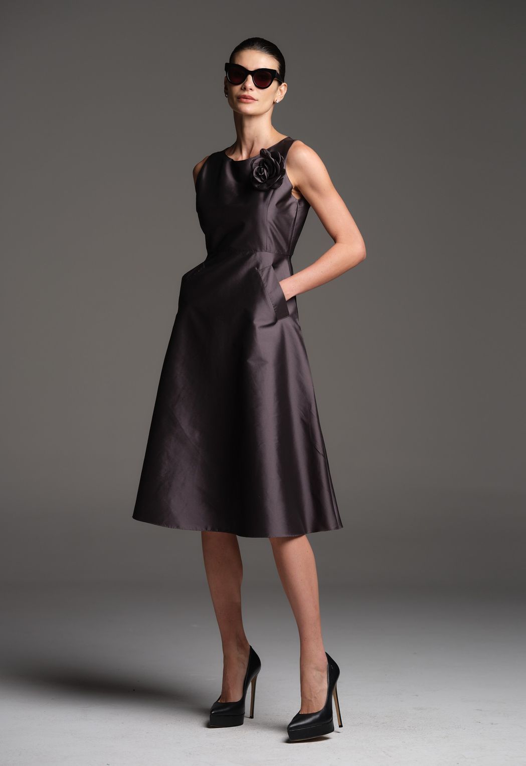Vestido Evase Tafetá Cinza Chumbo Livia