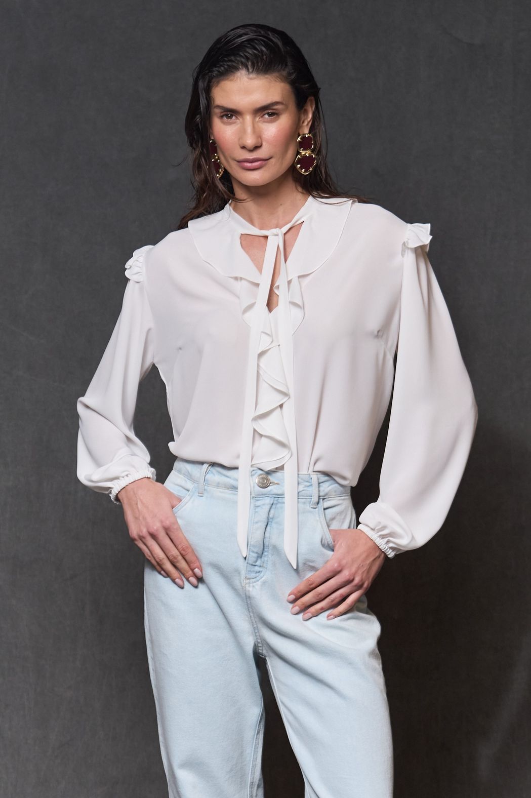 Blusa com Babados Crepe Off White Angélica