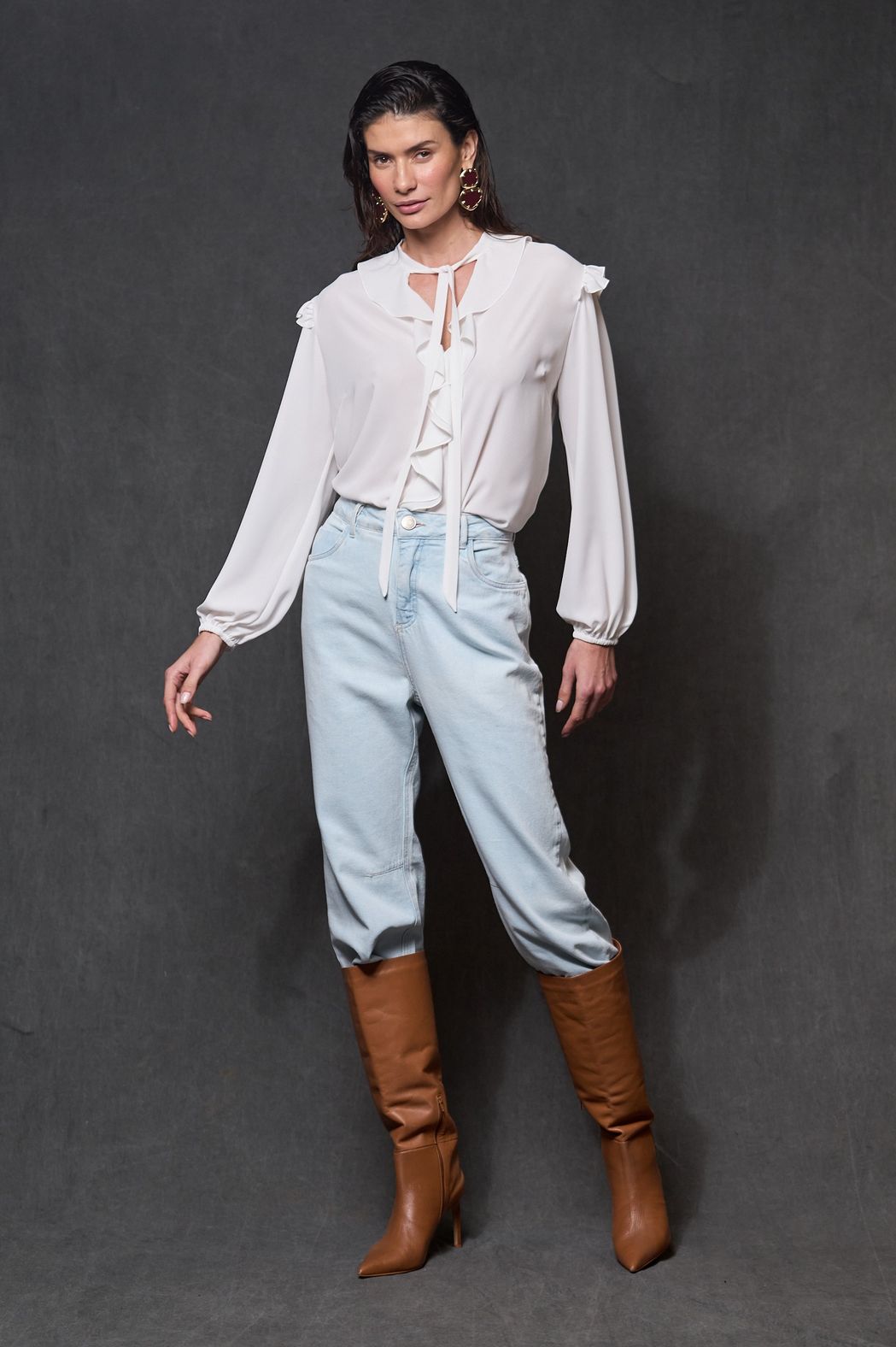 Blusa com Babados Crepe Off White Angélica