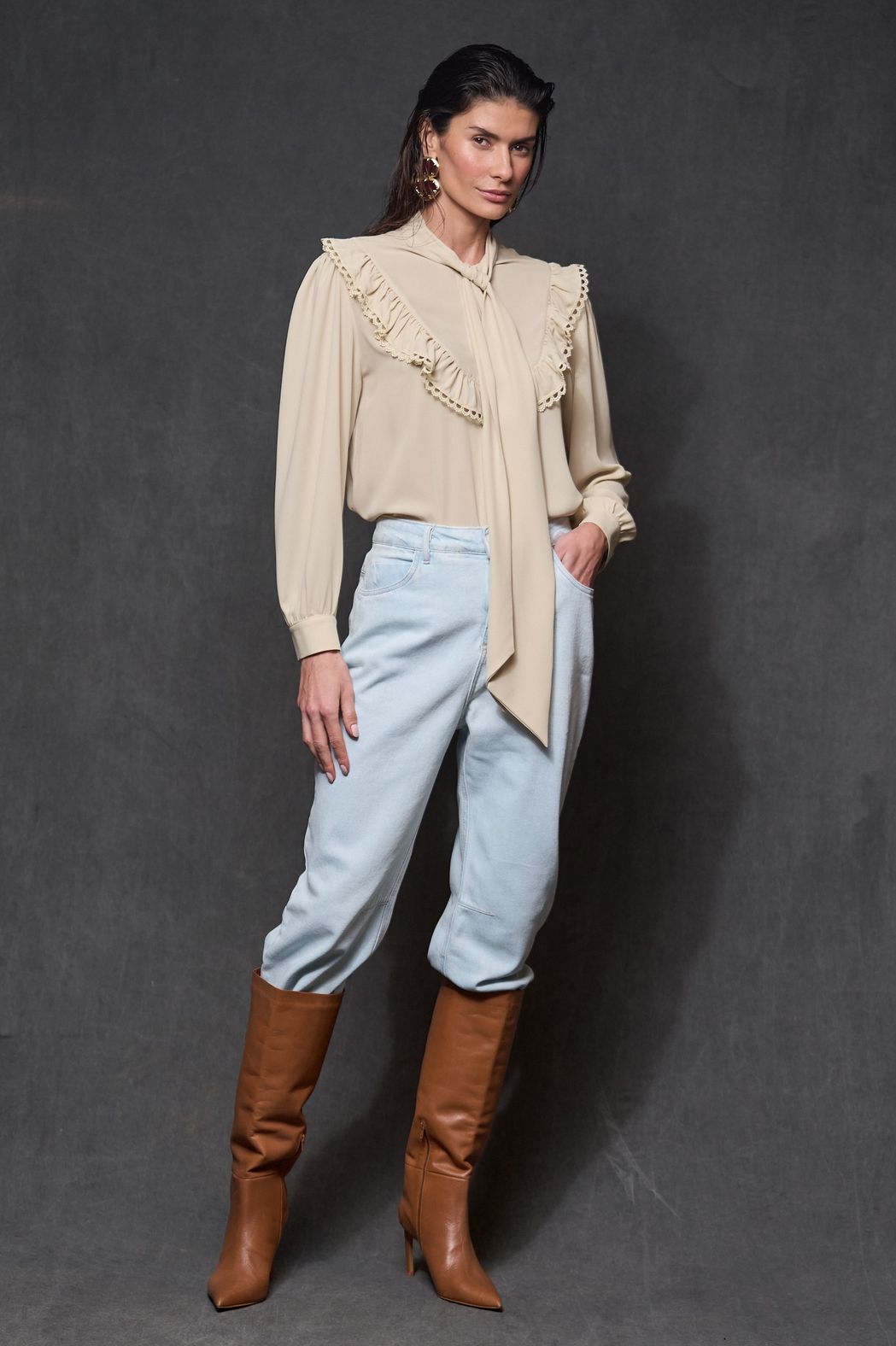 Blusa com Babados Crepe Areia Isis