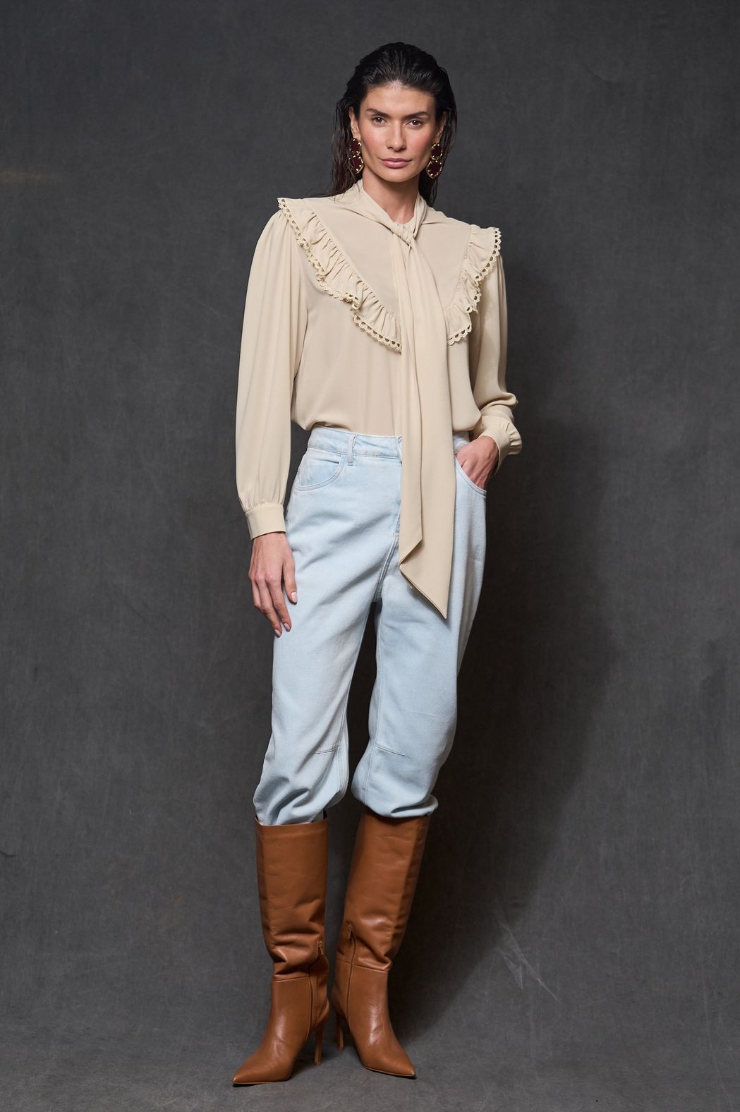 Blusa com Babados Crepe Areia Isis