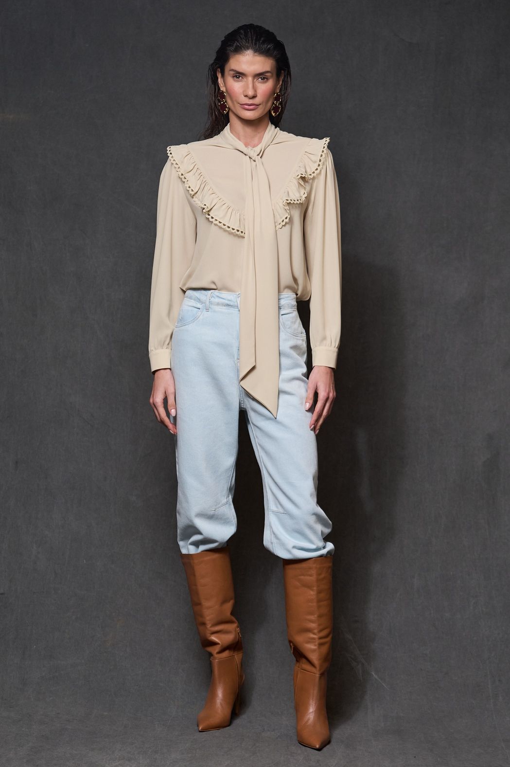 Blusa com Babados Crepe Areia Isis