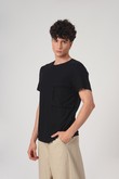 Camiseta com Maxi Bolso Greg Preto Tinto