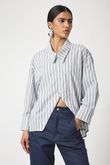 Camisa Ombro a Ombro e Abertura na Barra Amie Listra Darkness Tricoline