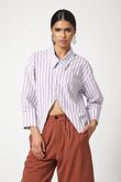 Camisa Ombro a Ombro e Abertura na Barra Amie Listra Rouge Tricoline