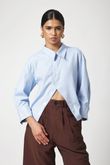 Camisa Ombro a Ombro e Abertura na Barra Amie Alure Blue Tricoline