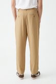 Calça Carrot Fit Pregas Jimy 3 Desertico Lyocel PD