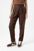 Calça Carrot Fit Pregas Jimy 3 Marrom Lyocel PD