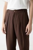 Calça Carrot Fit Pregas Jimy 3 Marrom Lyocel PD