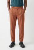 Calça Cintura Alta Fechamento Deslocado Aspen Caramelo Alfa Twill