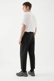 Calça Carrot Fit Pregas Jimy 3 Preto Lyocel PD