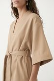 Kimono Estruturado Com Passante e Cinto Alpes Camelo Alfa Twill 