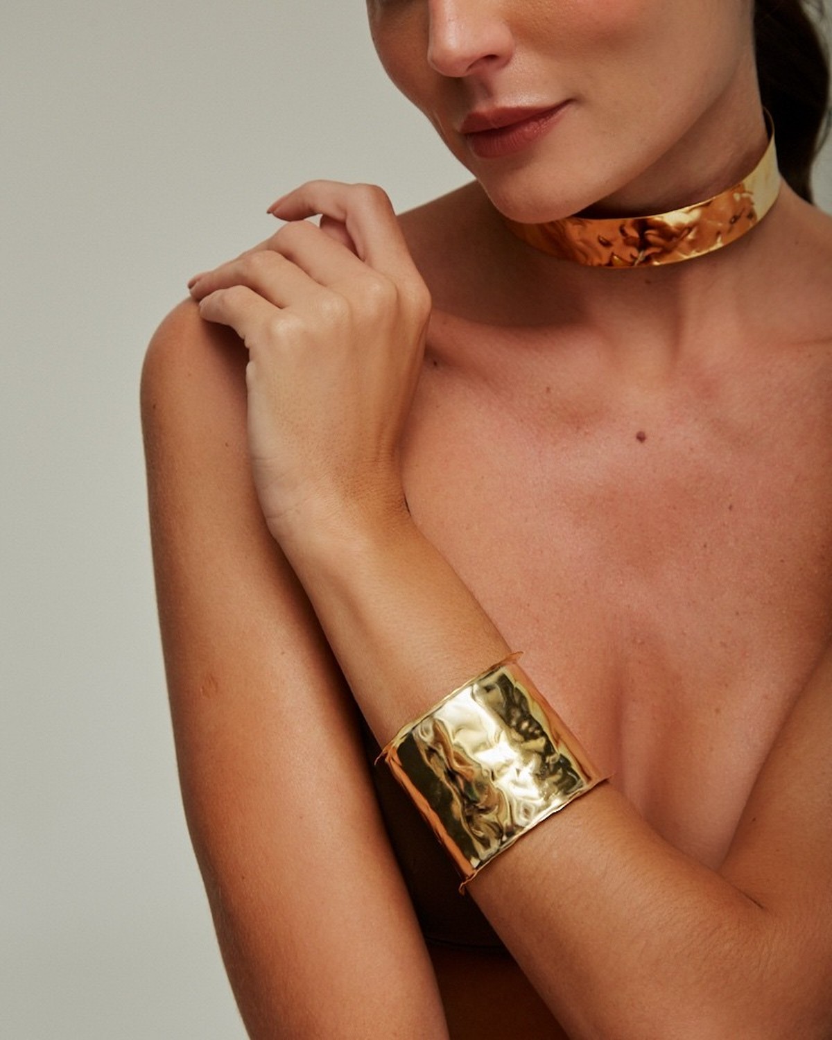 Bracelete Maxi Chapa Martelado Dourado