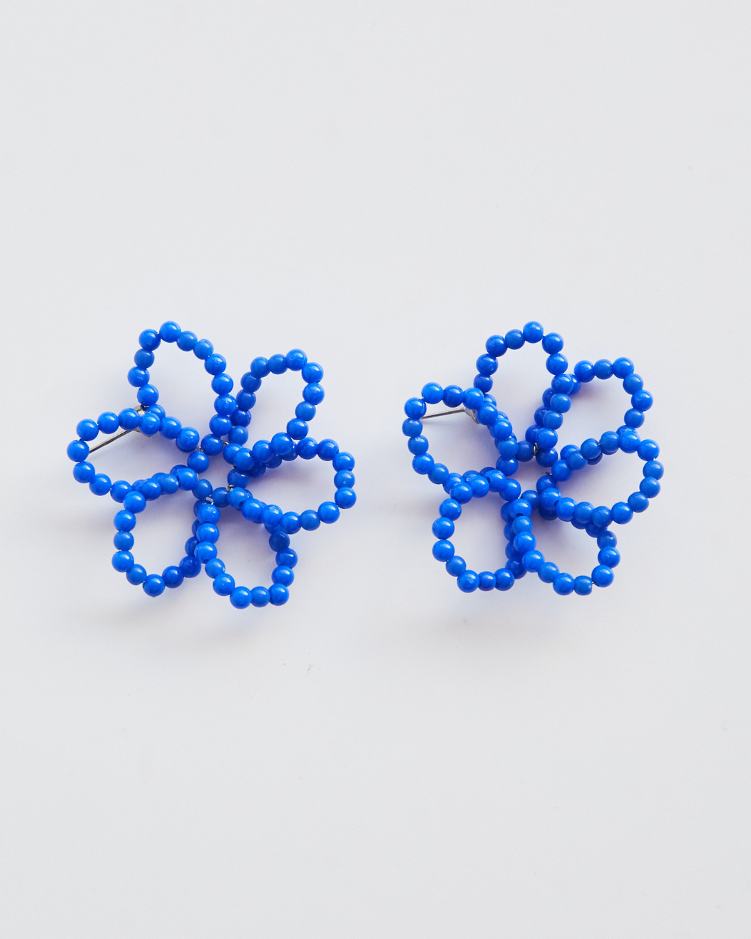 Brinco Mini Flor Pétala Vazada Azul