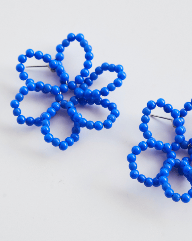 Brinco Mini Flor Pétala Vazada Azul