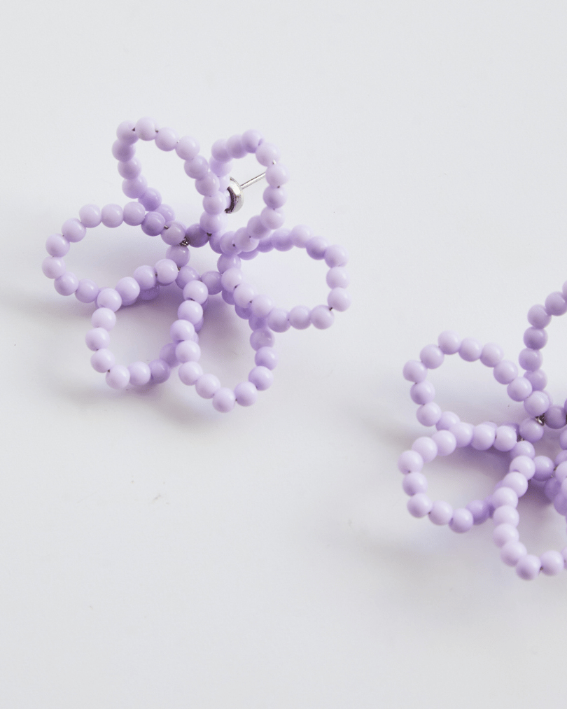 Brinco Mini Flor Pétala Vazada Lilás