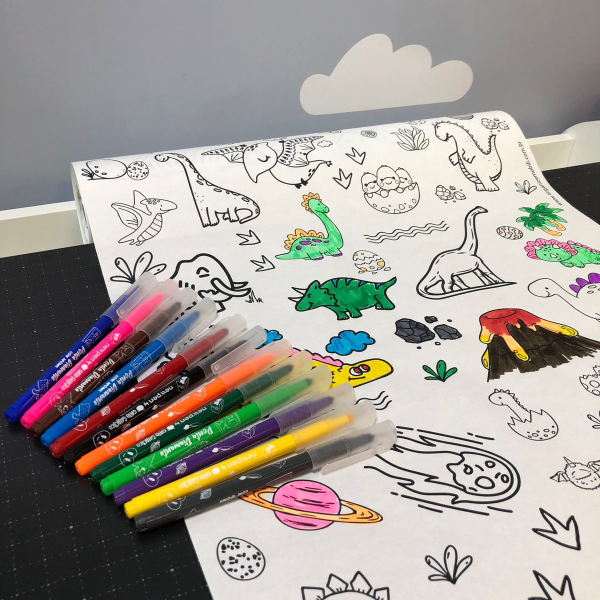 Kit bobina de papel para colorir dinossauro + canetinha gatos galácticos -  ORGANIZE MOBILI COMERCIO DE MOVEIS LTDA