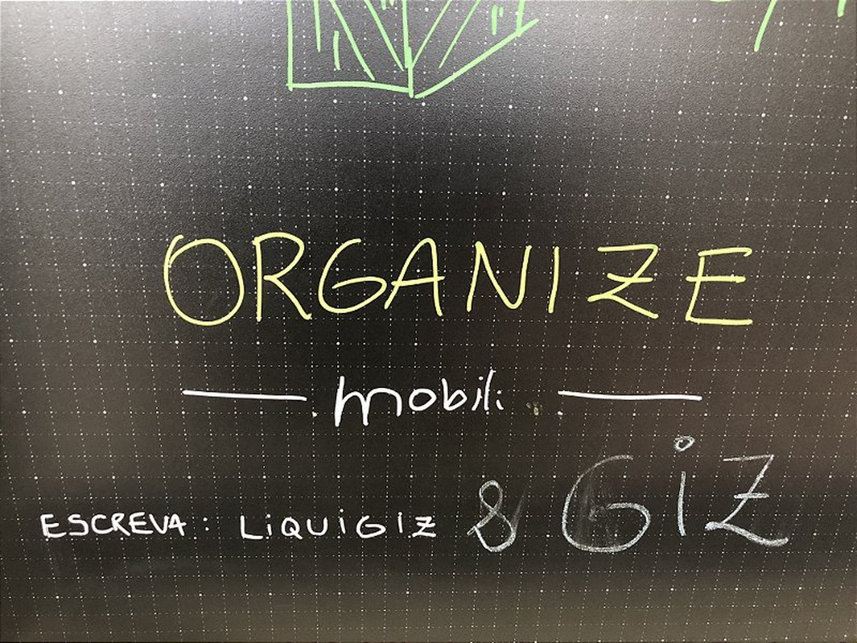 Painel de desenho com fundo lousa e bobina de papel - ORGANIZE MOBILI  COMERCIO DE MOVEIS LTDA