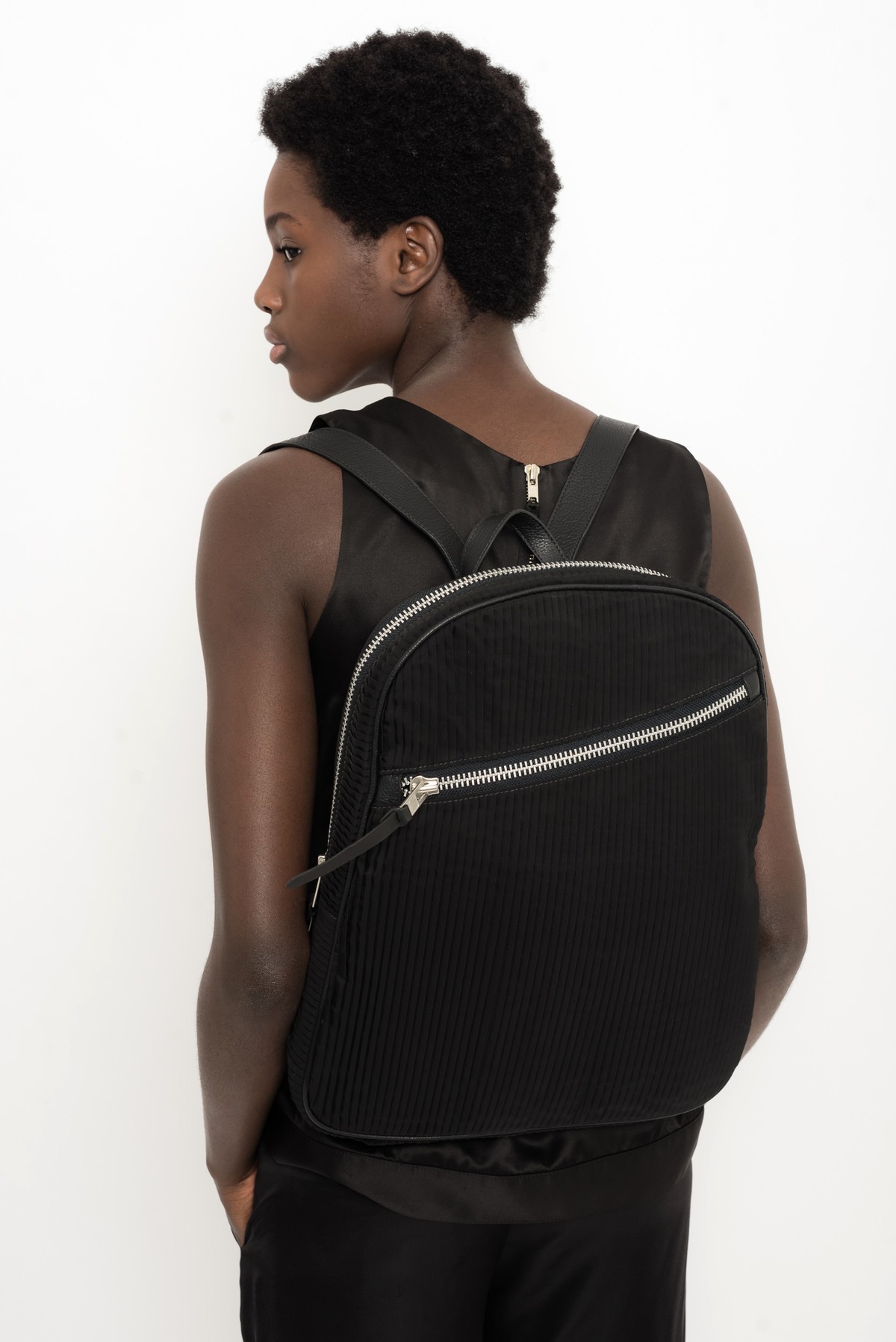 mochila em poliéster reciclado plissado | pleated recycled polyester backpack