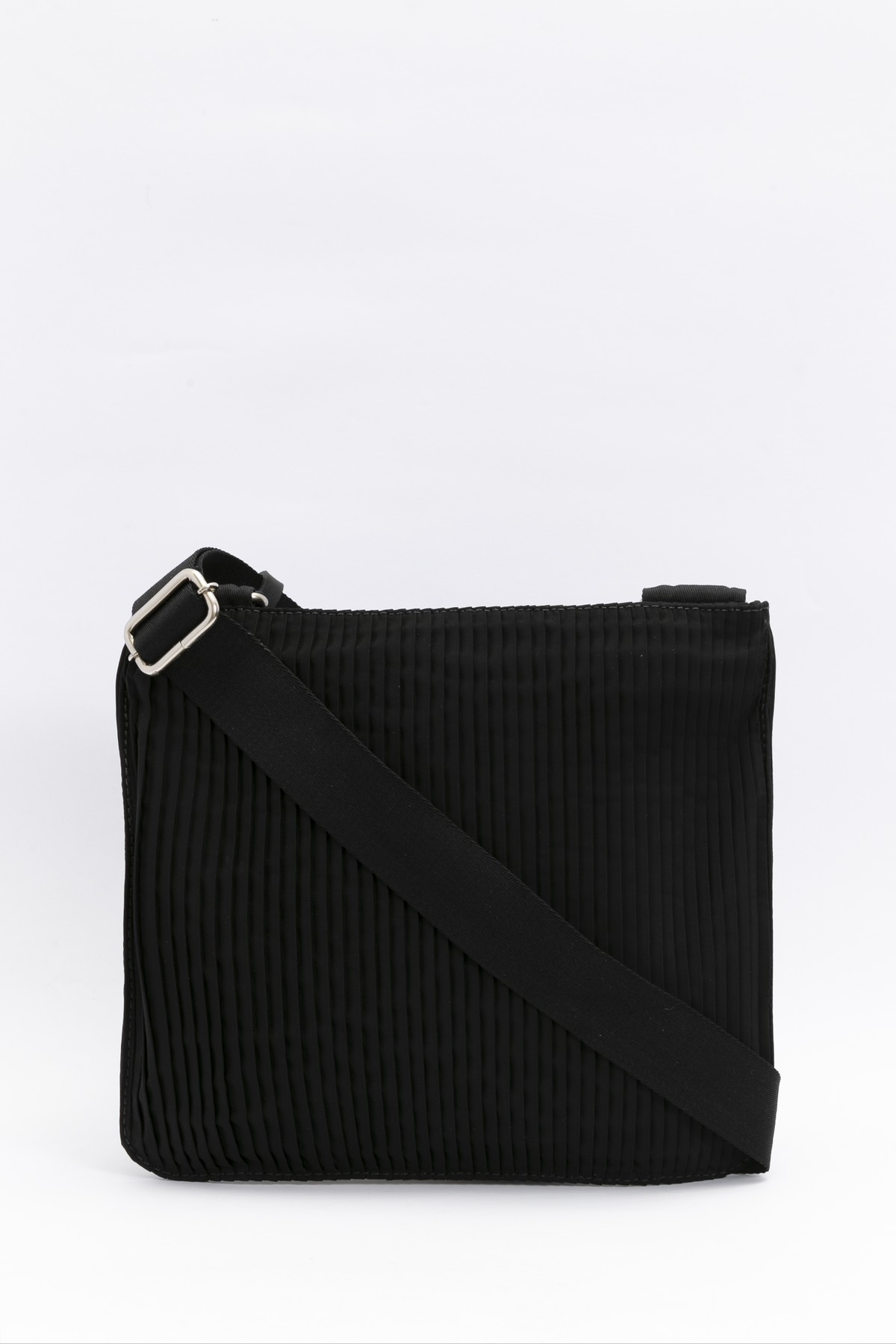 bolsa tiracolo em poliéster reciclado plissado | pleated recycled polyester shoulder bag