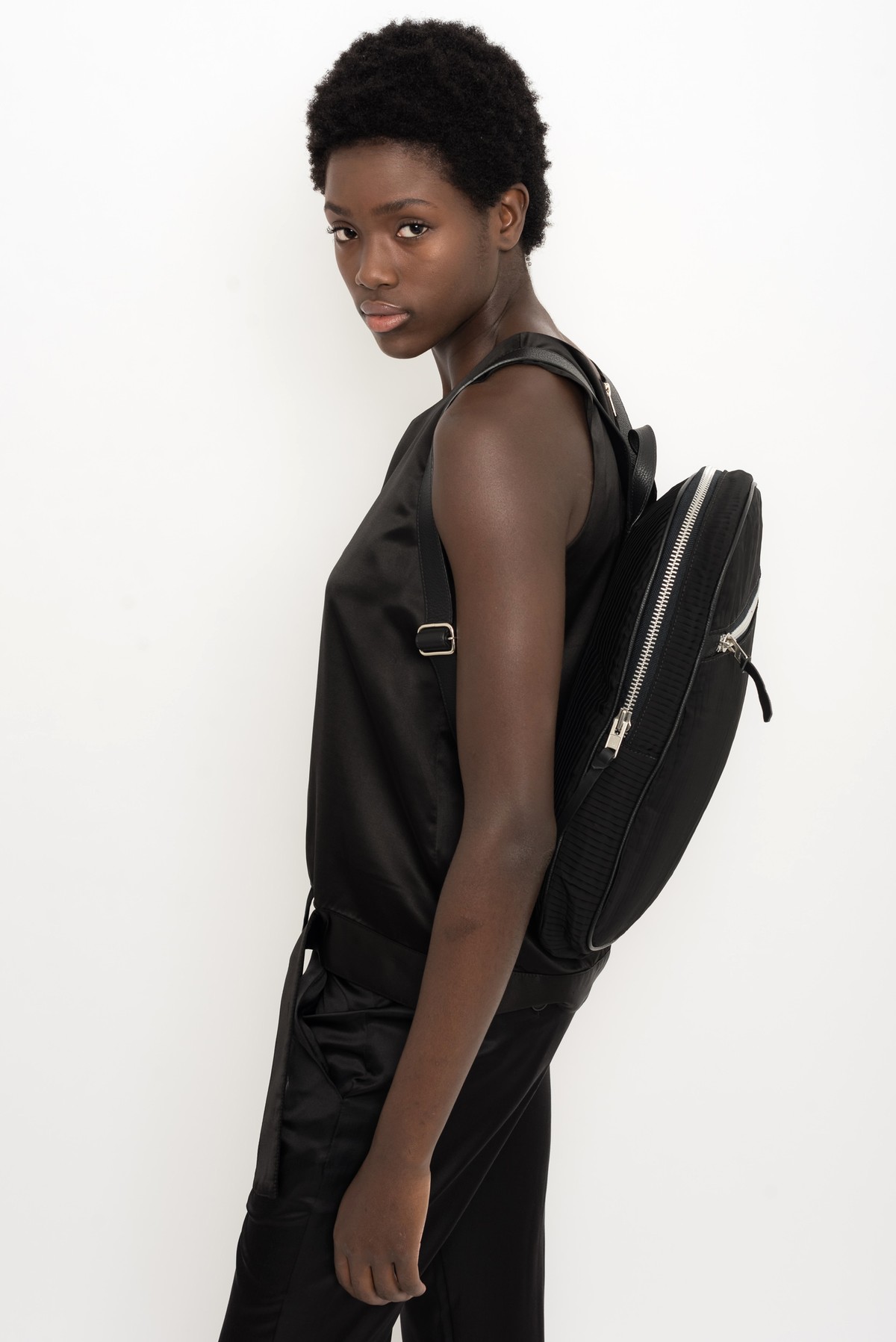 mochila em poliéster reciclado plissado | pleated recycled polyester backpack