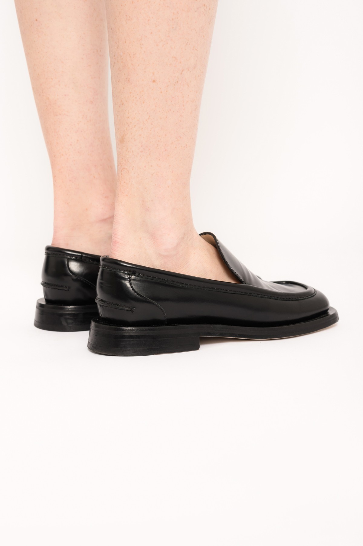 mocassim em couro com bico quadrado | square-toe leather loafers