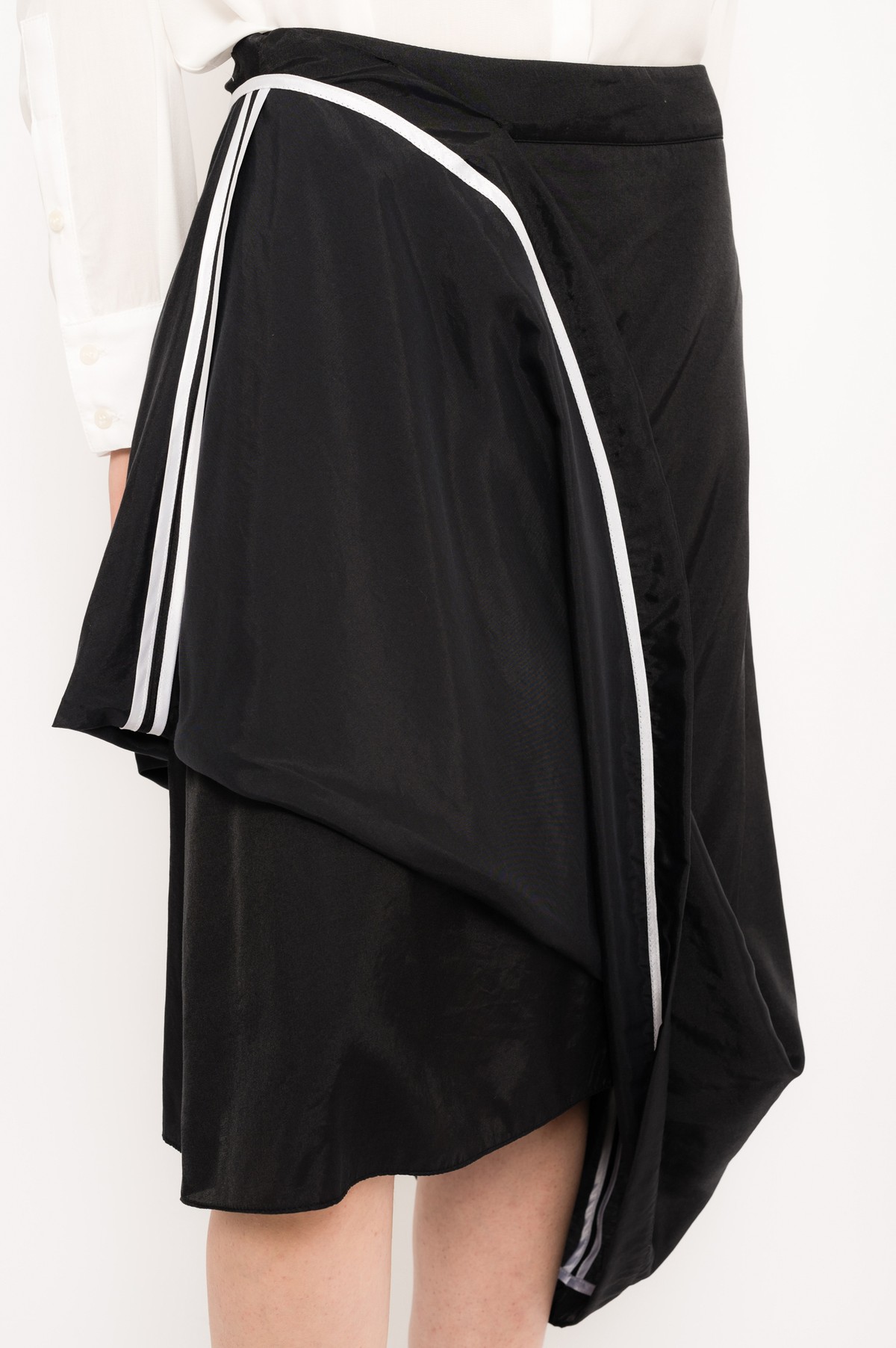 saia drapeada em cetim de poliamida | draped satin skirt with detail
