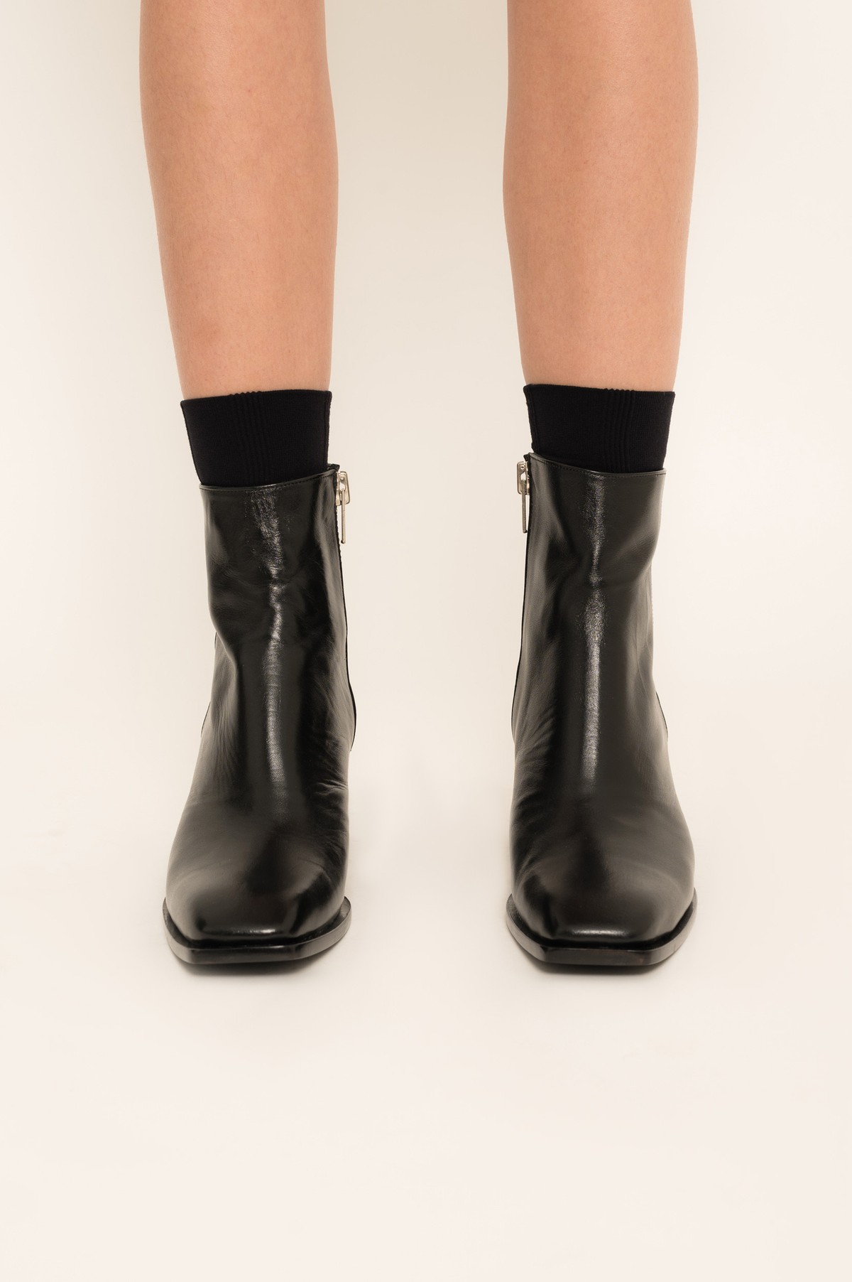 bota em couro com bico quadrado | square-toe ankle leather boots