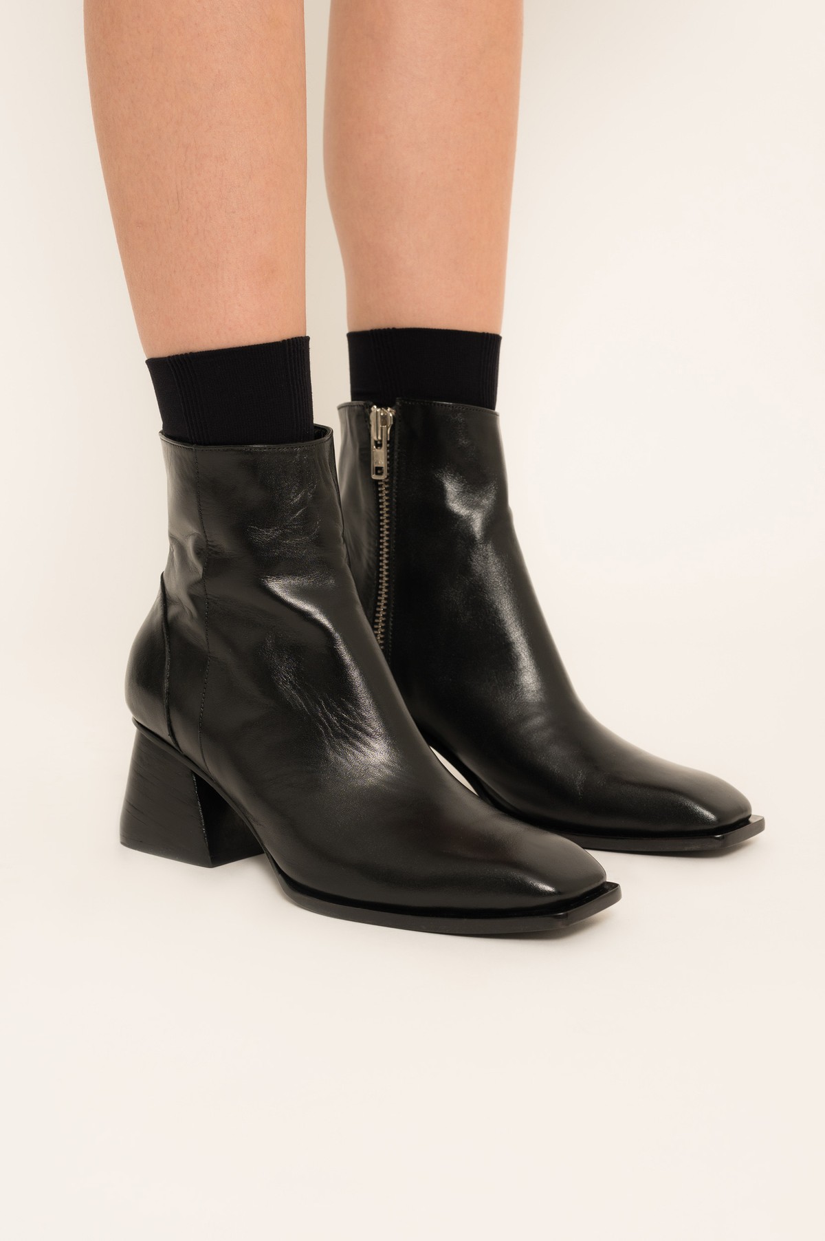 bota em couro com bico quadrado | square-toe ankle leather boots