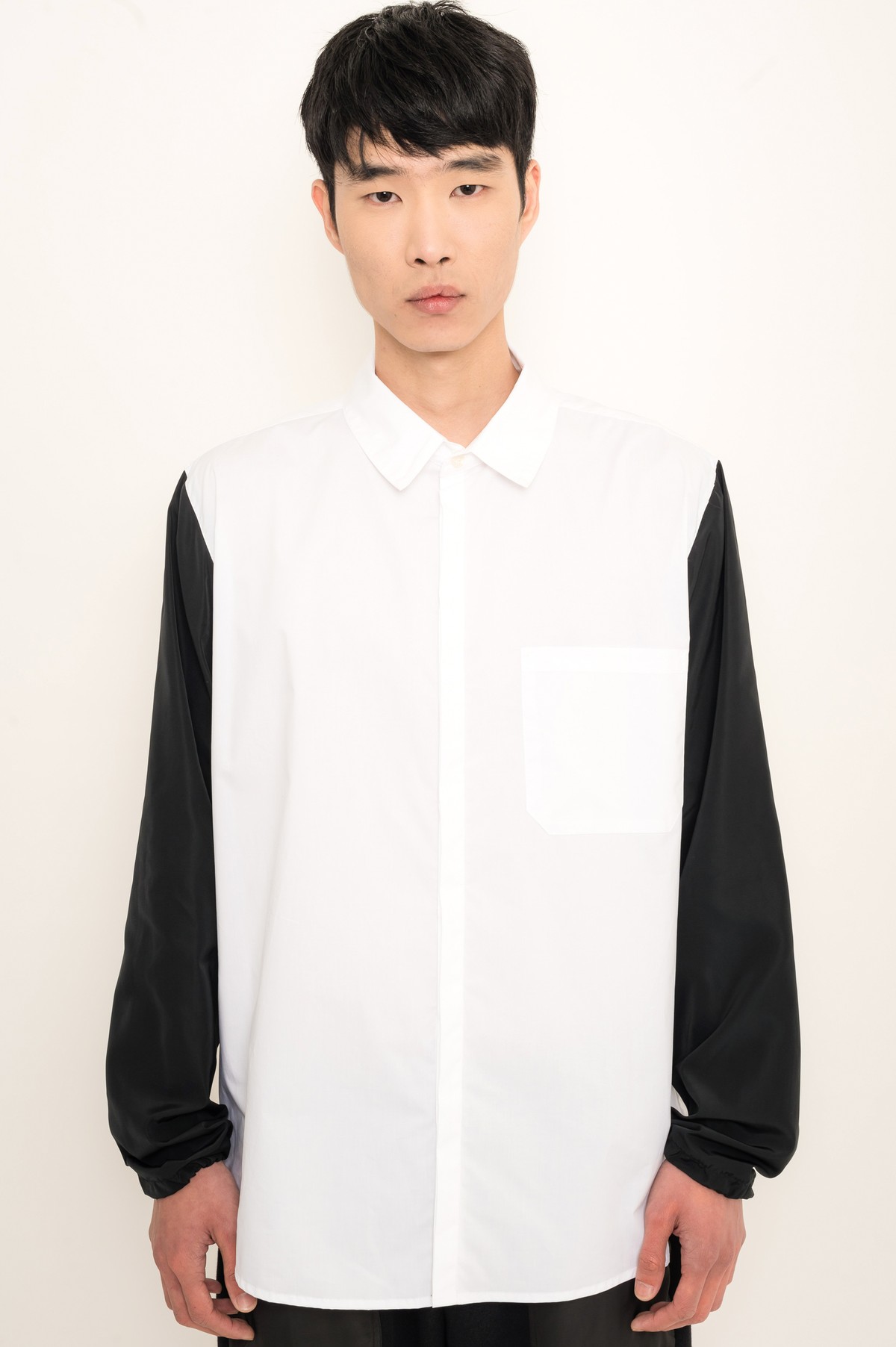 camisa em tricoline orgânica e mangas em tecido reciclado | organic cotton shirt with recycled sleeves