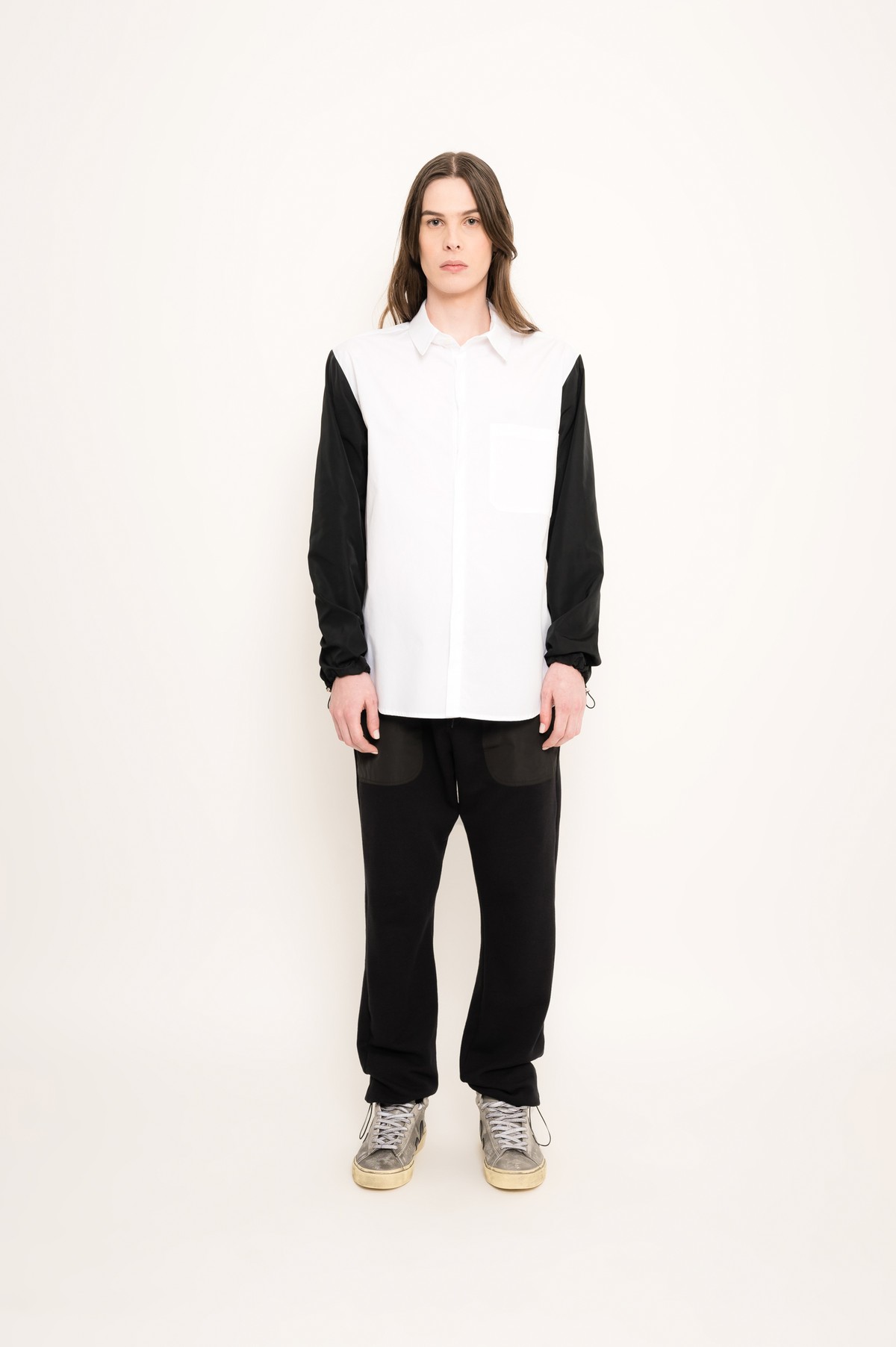 camisa em tricoline orgânica e mangas em tecido reciclado | organic cotton shirt with recycled sleeves