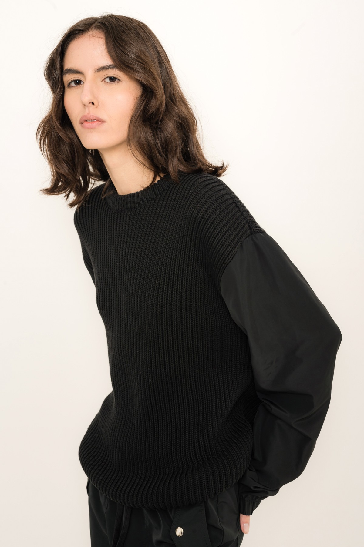 suéter de tricot com mangas em tecido reciclado | knit sweater with recycled fabric sleeves