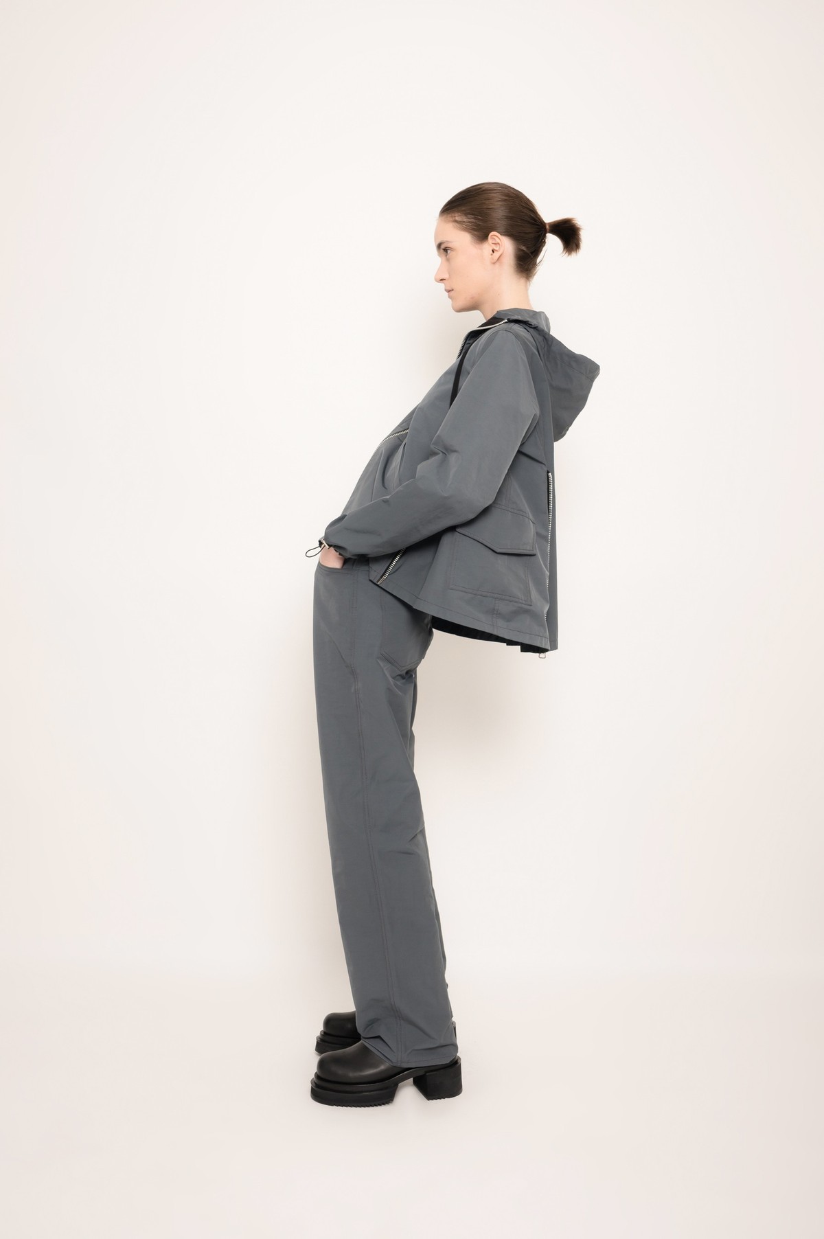 jaqueta esportiva versátil com ziperes | tech fabric versatile jacket with zippers 