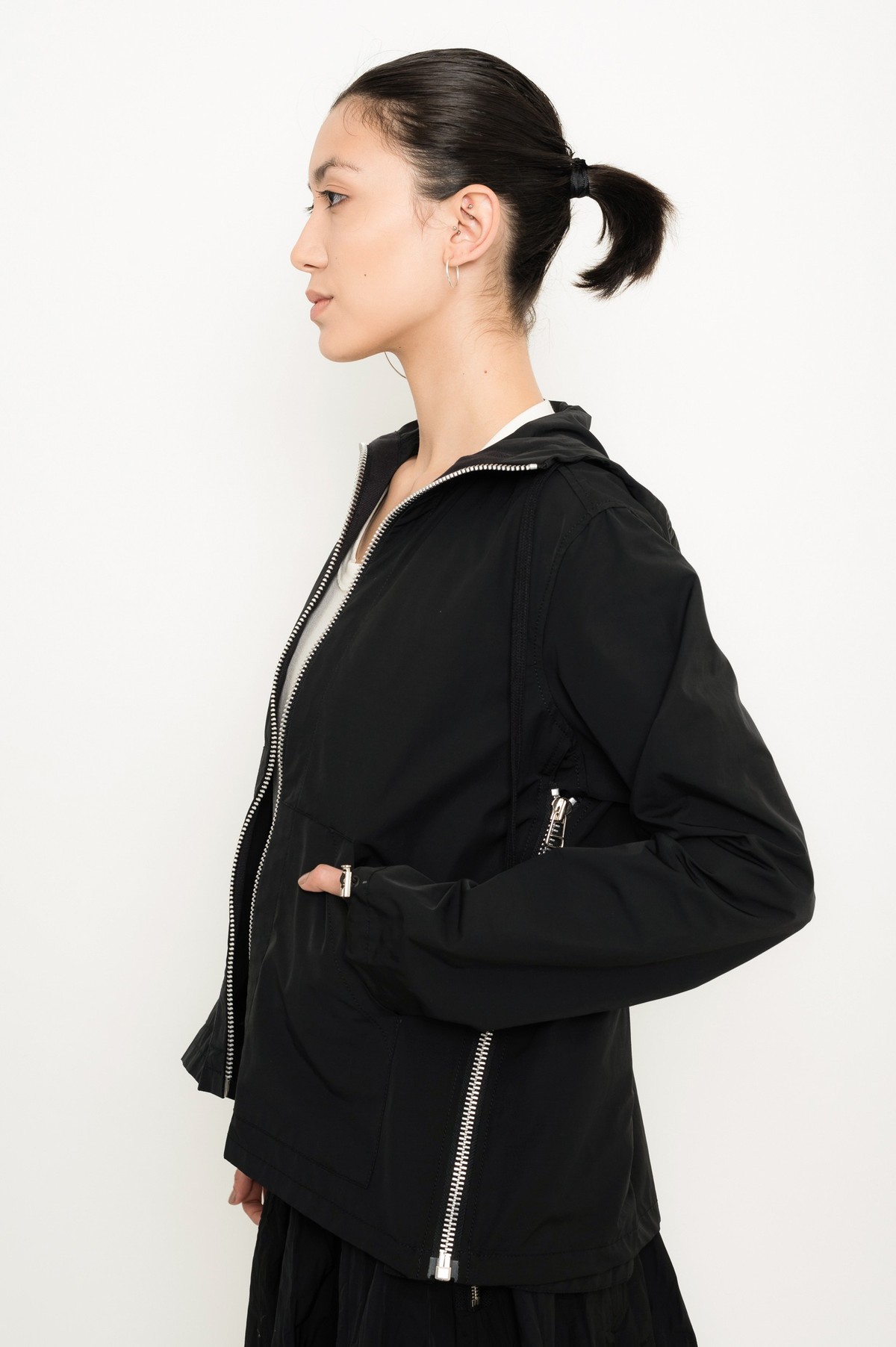 jaqueta esportiva versátil com ziperes | tech fabric versatile jacket with zippers 