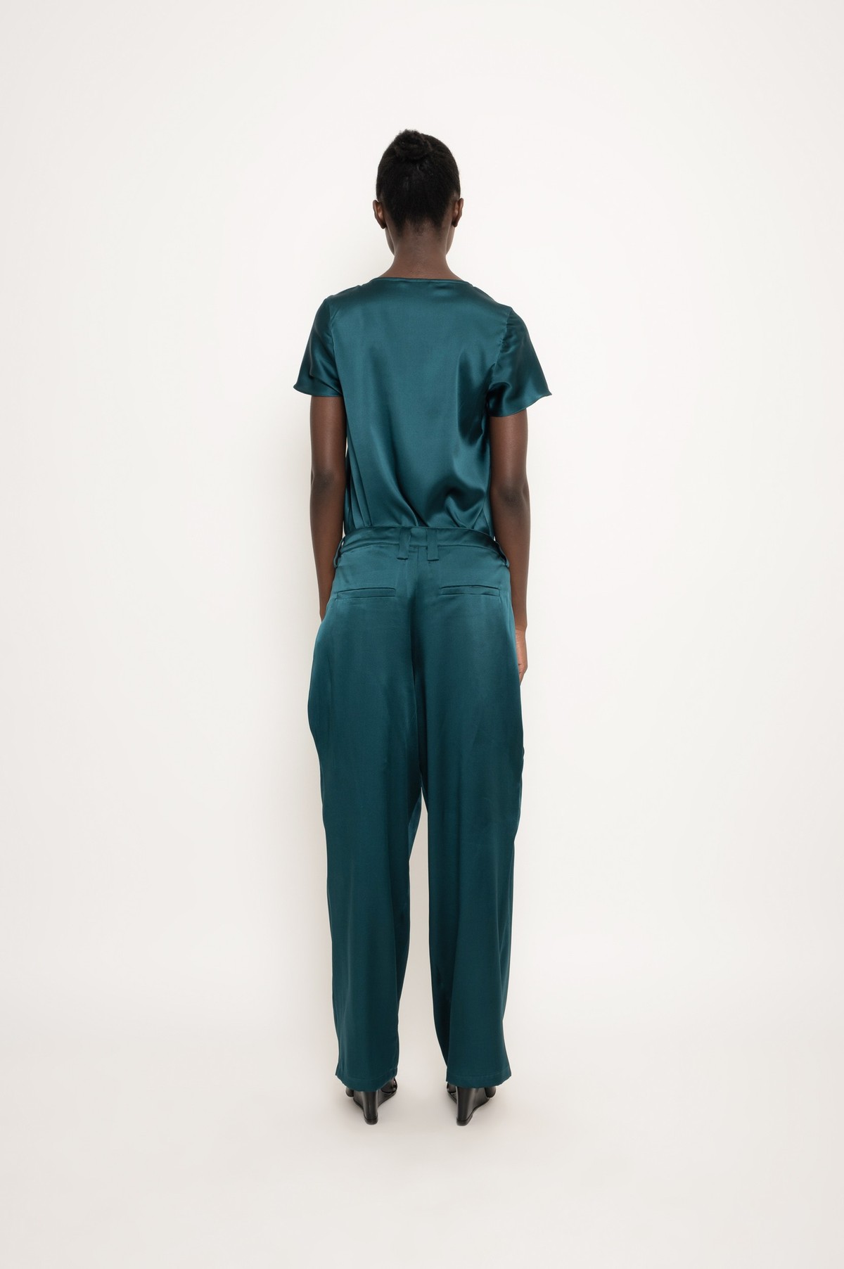 calça ampla em seda com bolsos | silk wide pants with pockets