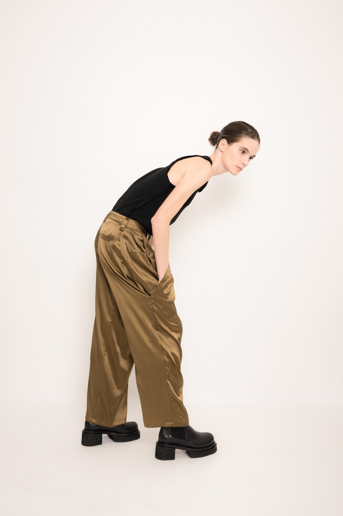 calça ampla em seda com bolsos | silk wide pants with pockets