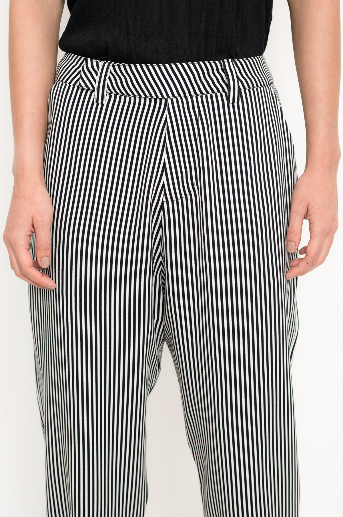 calça alfaitaria listrada em viscose | viscose striped tailoring pants