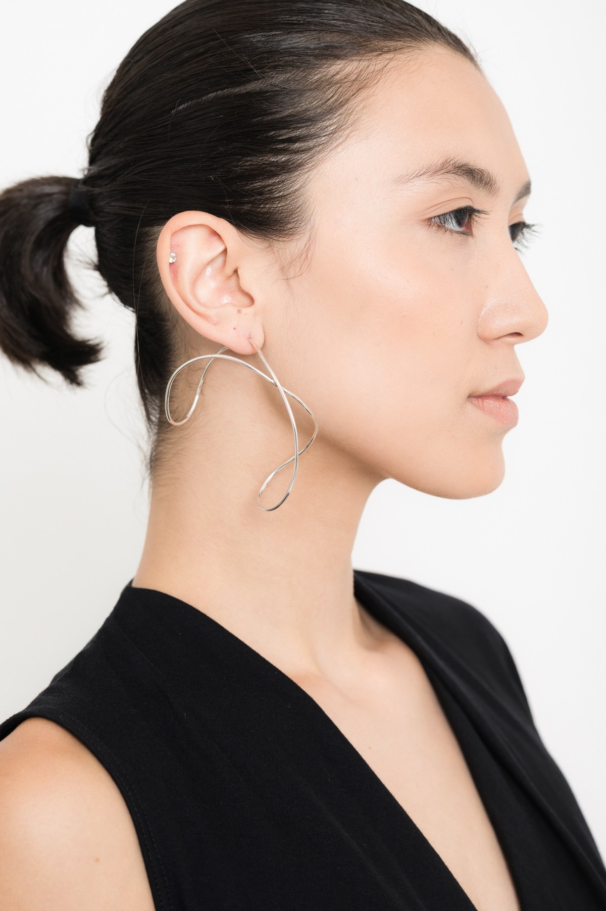 par de argolas assimétricas em prata | silver asymmetric hoop earrings