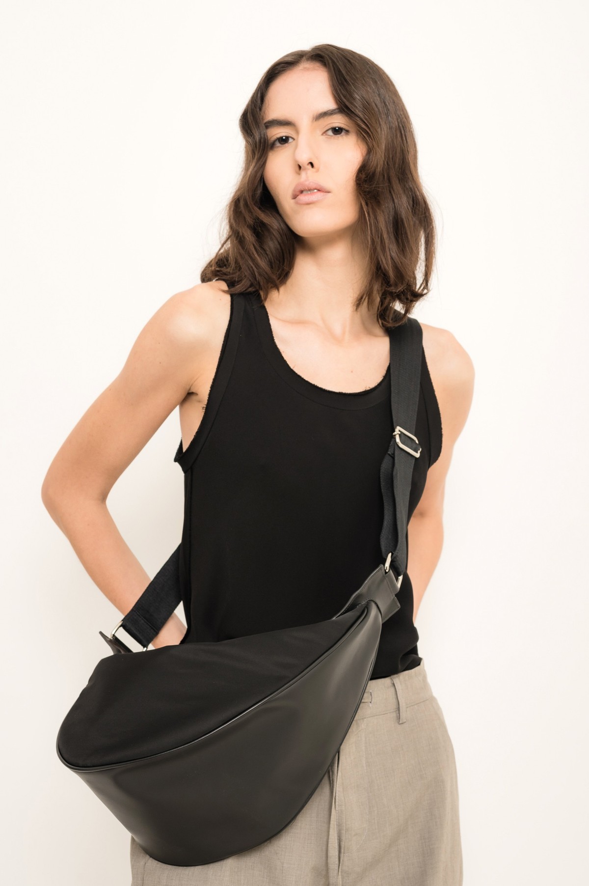 bolsa tira colo em poliéster reciclado e couro | recycled shoulder bag with leather details