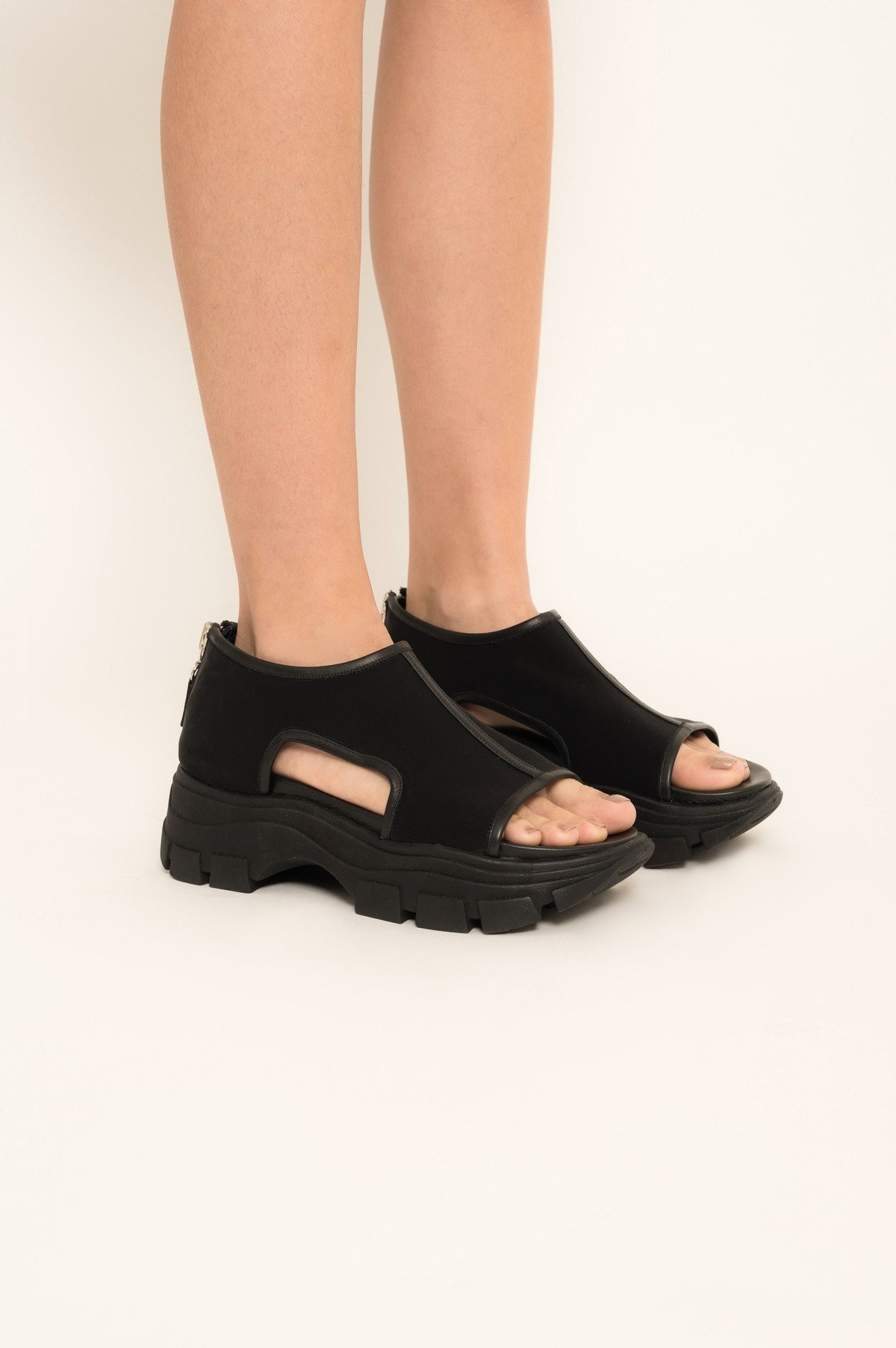 sandália com plataforma robusta em neoprene | neoprene robust sandals