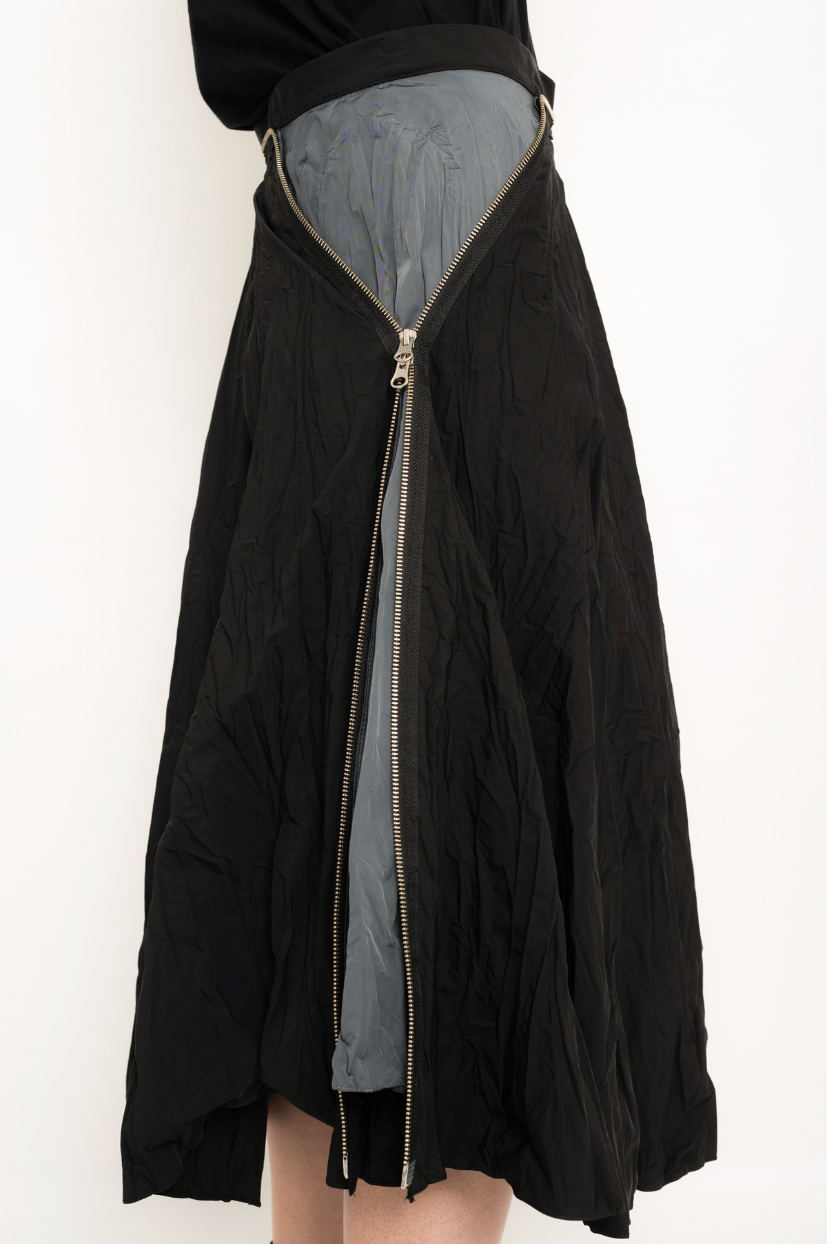 saia godê amassada com detalhe constrastante | crinkled flared skirt with contrasting detail