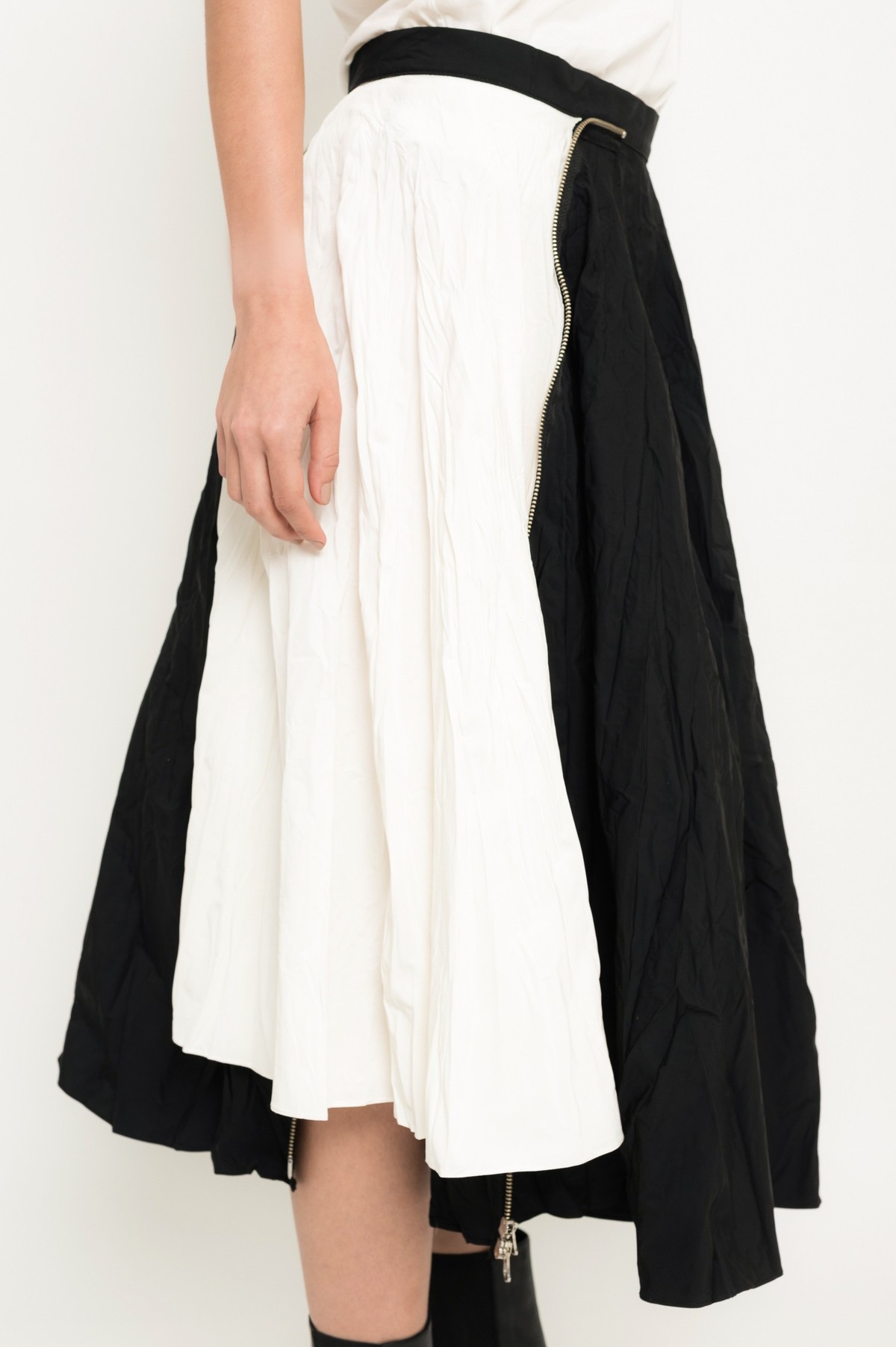 saia godê amassada com detalhe constrastante | crinkled flared skirt with contrasting detail