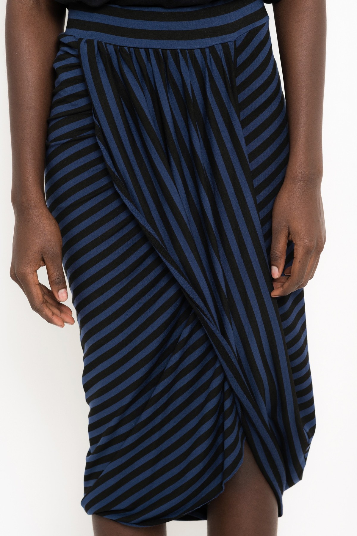 saia transpassada em moletom listrado | draped skirt in striped french terry