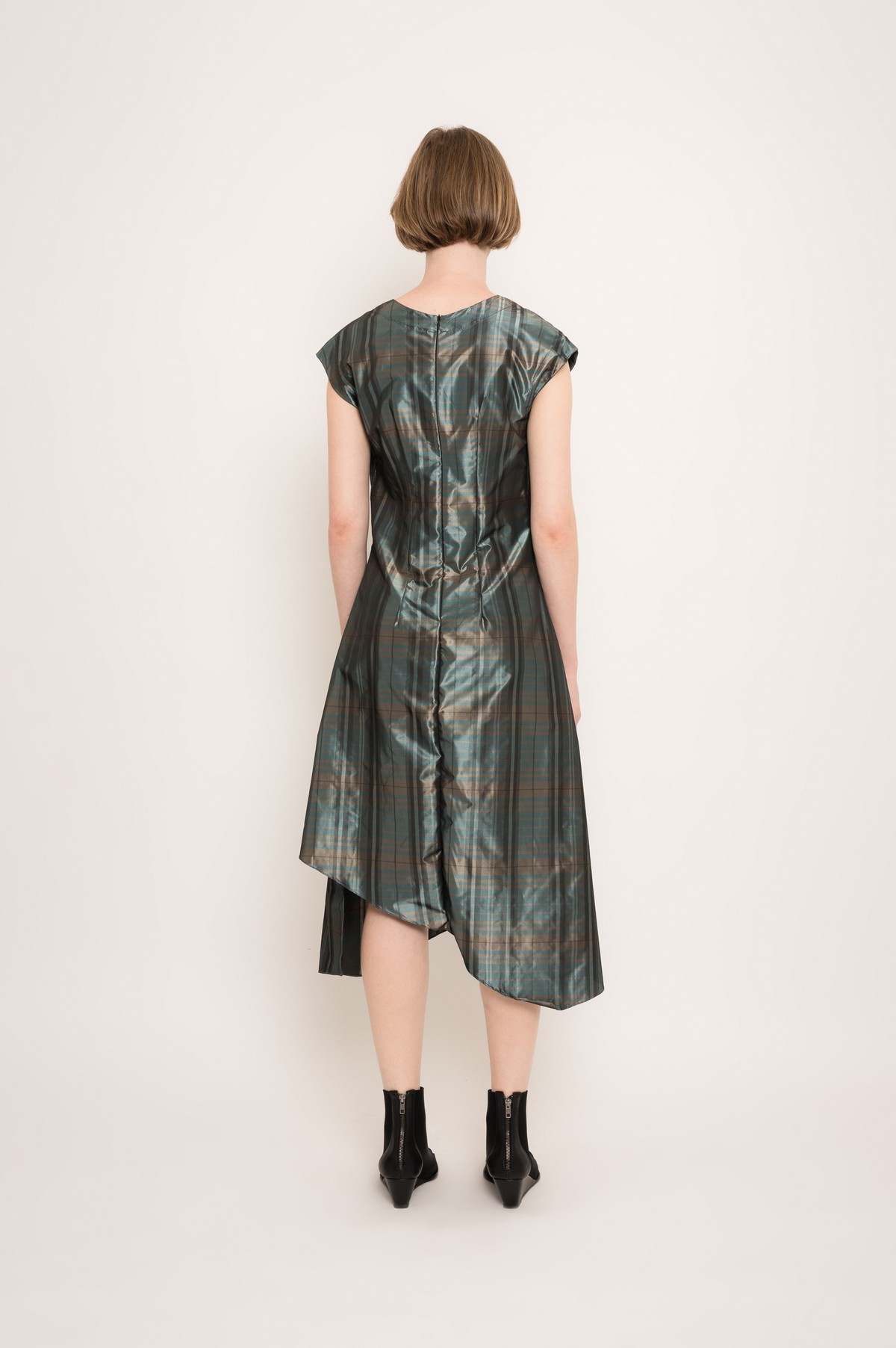 vestido assimétrico xadrez | plaid asymmetrical dress